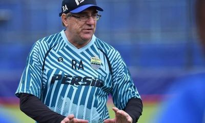Pelatih Persib Bandung Robert Alberts Ingatkan Bobotoh Tetap Dukung dari Rumah